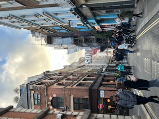 Rue animée du quartier Soho à Londres