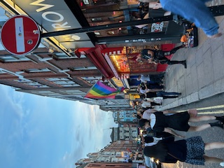 Rue animée du quartier Soho à Londres